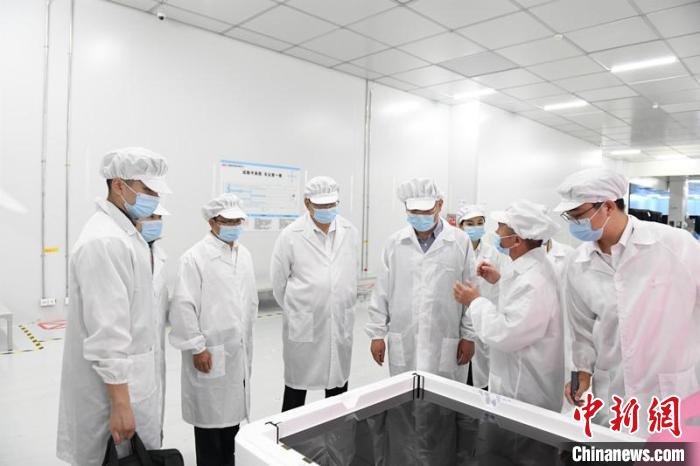 圖為蔡達(dá)峰一行在惠科電子(北海)科技產(chǎn)業(yè)園調(diào)研?！×趾?攝