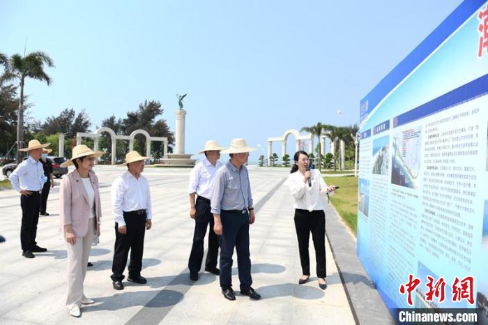 圖為蔡達(dá)峰一行了解北海銀灘景區(qū)改造提升工程情況?！×趾?攝