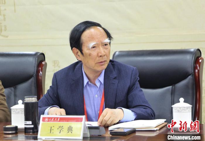 山東大學(xué)儒學(xué)高等研究院執(zhí)行院長(zhǎng)、《文史哲》雜志主編王學(xué)典主持首場(chǎng)主題發(fā)言?！≮w曉 攝