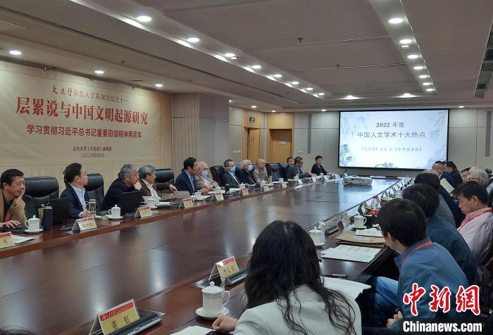 2022年度“中國(guó)人文學(xué)術(shù)十大熱點(diǎn)”在現(xiàn)場(chǎng)發(fā)布?！≮w曉 攝