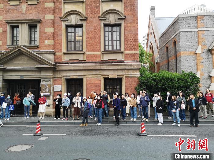 新階層人士走讀“外灘源”?！》队畋?攝