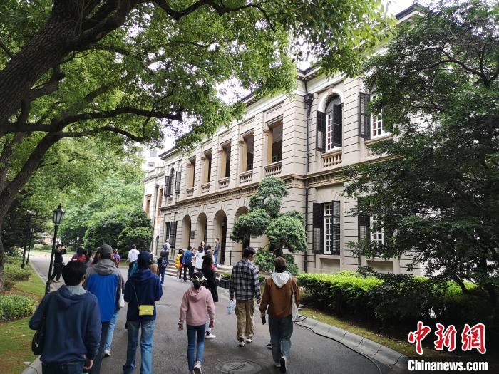新階層人士參觀英國(guó)駐滬領(lǐng)事館?！》队畋?攝