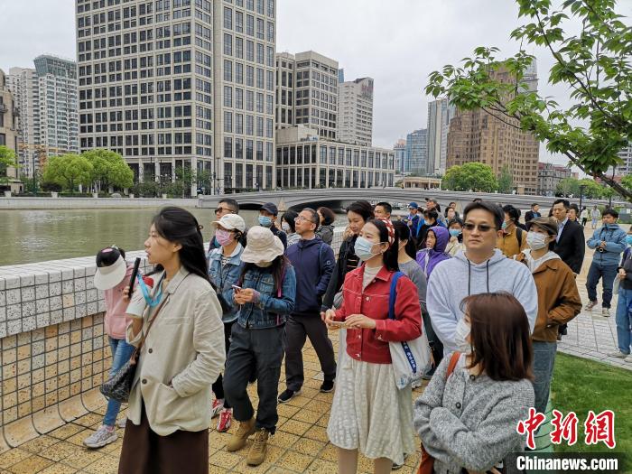 新階層人士走讀黃浦蘇州河沿岸?！》队畋?攝