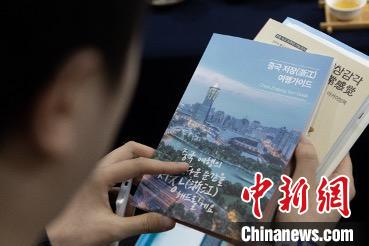 參展觀(guān)眾閱讀浙江文旅手冊(cè)?！《≌裾?攝