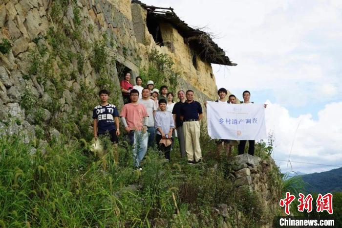 杜曉帆與該中心教師團(tuán)隊(duì)調(diào)研足跡遍布全中國各省市800多個(gè)城鄉(xiāng)聚落、文化景觀等?！?fù)旦大學(xué)國土與文化資源研究中心供圖