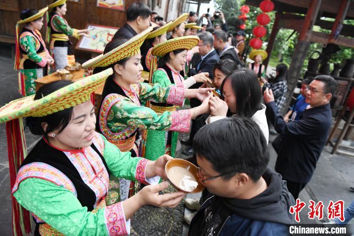 楓香瑤寨村民用攔門酒熱情迎接客人?！钊A峰 攝