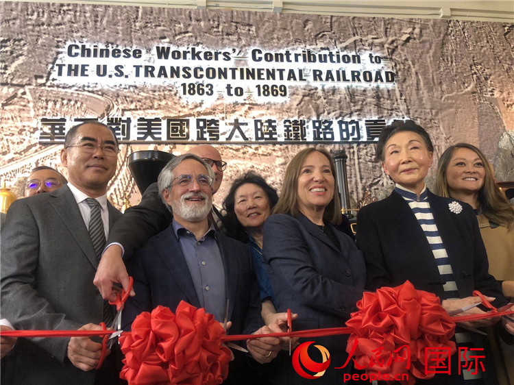 圖為（從右到左）方李邦琴、加州副州長康依蓮、舊金山市議長佩斯金、中國駐舊金山副總領(lǐng)事潘慶江在剪彩。人民網(wǎng)記者 鄧圩攝