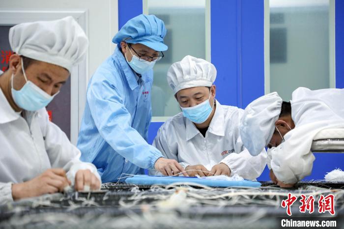 中國電科研究人員開展半剛性太陽電池陣相關(guān)研究測試?！≈袊娍?供圖