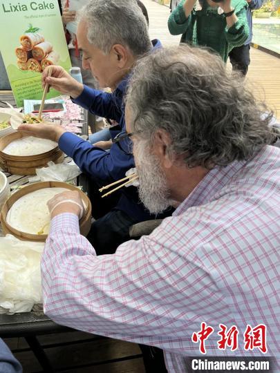 外交官們體驗(yàn)做立夏餅。　華東師范大學(xué)供圖