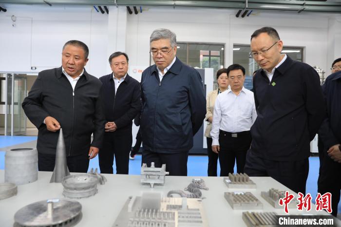 民進中央常務副主席朱永新率調研組赴四川開展重點考察調研。圖為在四川工程職業(yè)技術學院考察調研?！∶襁M中央供圖
