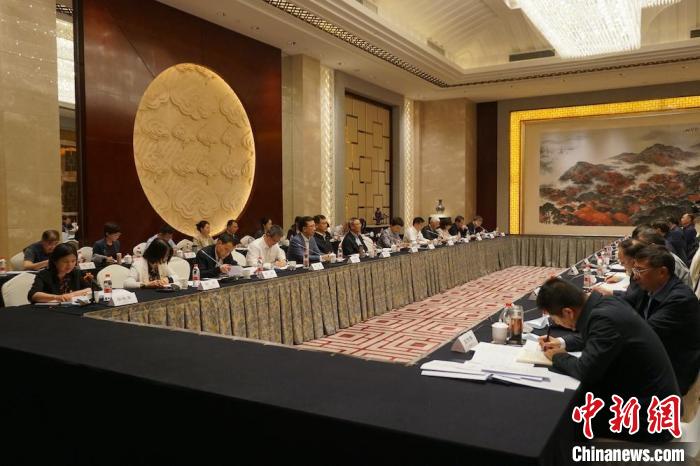 民進中央主席蔡達峰近日率調研組赴江蘇開展重點考察調研。圖為在調研座談會現(xiàn)場。　民進中央供圖