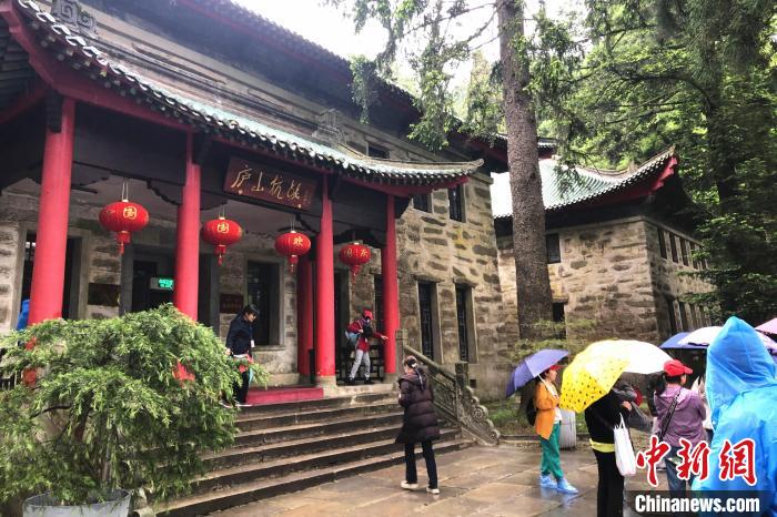 圖為在廬山抗戰(zhàn)博物館外，有不少等待參觀的游客。　吳鵬泉 攝