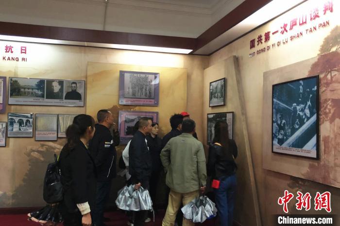圖為游客在廬山抗戰(zhàn)博物館內參觀。　吳鵬泉 攝