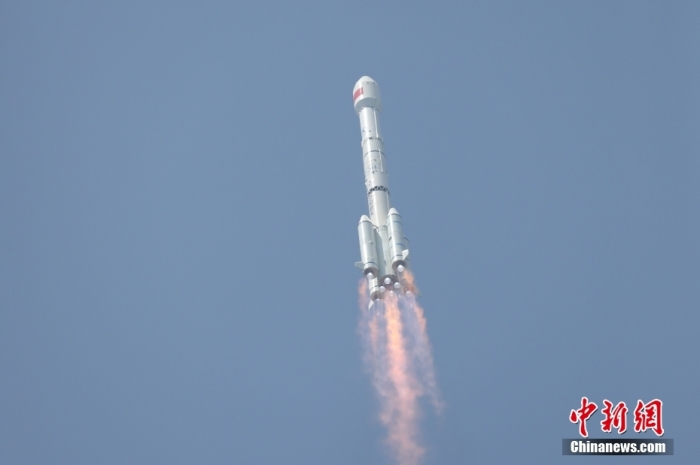5月17日10時49分，我國在西昌衛(wèi)星發(fā)射中心用長征三號乙運載火箭，成功發(fā)射第五十六顆北斗導航衛(wèi)星。該衛(wèi)星屬地球靜止軌道衛(wèi)星，是我國北斗三號工程的首顆備份衛(wèi)星。入軌并完成在軌測試后，將接入北斗衛(wèi)星導航系統(tǒng)。此次發(fā)射是北斗三號工程高密度組網(wǎng)之后，時隔3年的首發(fā)任務。朱磊 攝