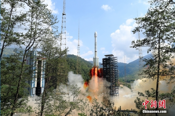 5月17日10時49分，我國在西昌衛(wèi)星發(fā)射中心用長征三號乙運載火箭，成功發(fā)射第五十六顆北斗導航衛(wèi)星。該衛(wèi)星屬地球靜止軌道衛(wèi)星，是我國北斗三號工程的首顆備份衛(wèi)星。入軌并完成在軌測試后，將接入北斗衛(wèi)星導航系統(tǒng)。此次發(fā)射是北斗三號工程高密度組網(wǎng)之后，時隔3年的首發(fā)任務。楊志遠 攝