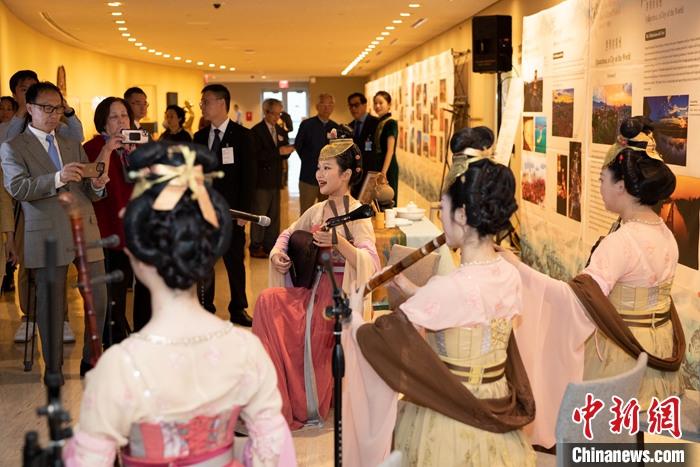 當(dāng)?shù)貢r(shí)間5月19日，中國常駐聯(lián)合國代表團(tuán)、中國文化和旅游部、泉州市人民政府在紐約聯(lián)合國總部聯(lián)合舉辦“茶和天下·雅集”主題展覽和招待會(huì)。圖為展覽現(xiàn)場泉州南音表演。 <a target='_blank' href='/' _fcksavedurl='/'><p  align=