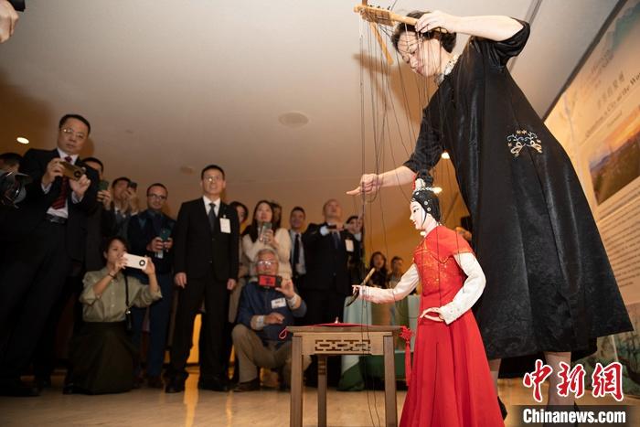 當(dāng)?shù)貢r(shí)間5月19日，中國常駐聯(lián)合國代表團(tuán)、中國文化和旅游部、泉州市人民政府在紐約聯(lián)合國總部聯(lián)合舉辦“茶和天下·雅集”主題展覽和招待會(huì)。圖為展覽表演泉州提線木偶寫書法。 <a target='_blank' href='/' _fcksavedurl='/'><p  align=