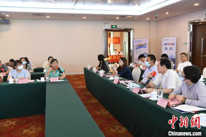 圖為中國銀行廣西分行代表在回應桂林歸義生態(tài)農(nóng)業(yè)有限公司總經(jīng)理夏月紅的貸款需求?！∈Y雪林 攝