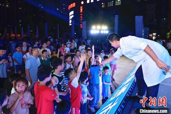 2023年鷹潭市“好奇心”科普節(jié)吸引了不少孩子踴躍參與?！≈鬓k方 供圖