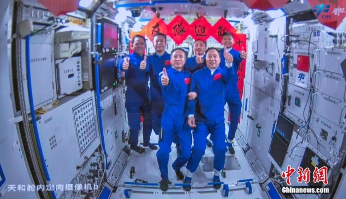 圖為神舟十五號航天員乘組與神舟十六號航天員乘組“全家?！?。中國載人航天工程辦公室 供圖