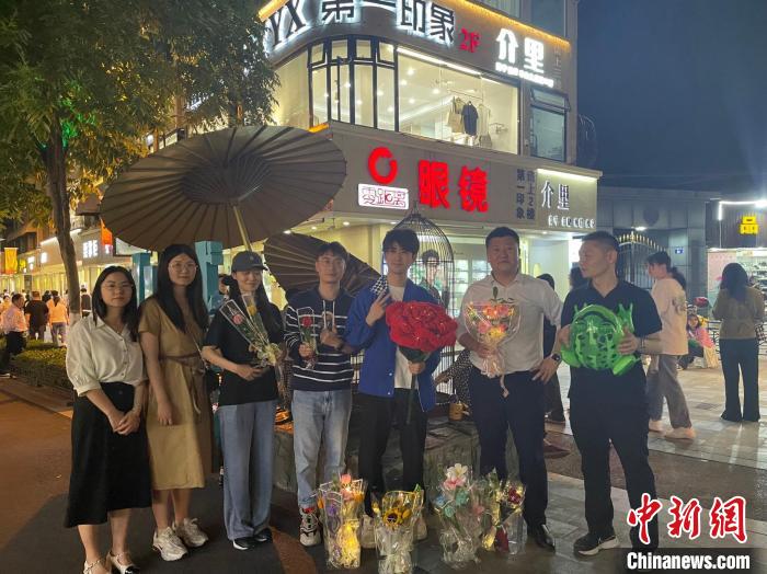 在東陽(yáng)橫店，宣講團(tuán)導(dǎo)師、成員與橫店演員(右三)合影?！?東陽(yáng)市融媒體中心 供圖