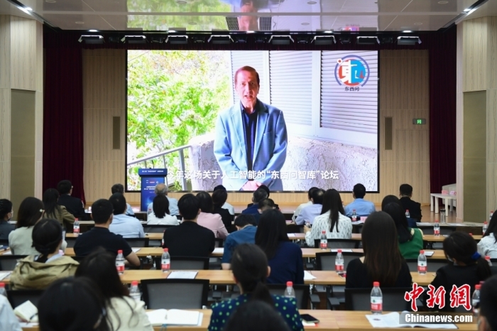 5月30日，<a target='_blank' href='/'>中新社</a>第二屆“東西問智庫”主題論壇在北京舉行，多位中外專家圍繞“AI革命與文明進(jìn)化”展開討論。圖為美國加州理工學(xué)院電氣工程和計(jì)算機(jī)科學(xué)教授、人工智能專家亞瑟·阿布-穆斯塔法通過視頻在論壇上作主旨演講。<a target='_blank' href='/'>中新社</a>記者 田雨昊 攝