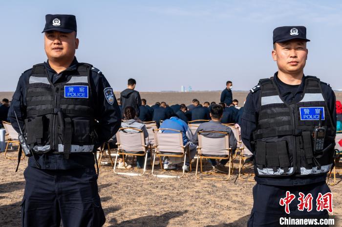 圖為承擔(dān)神舟十六號(hào)載人飛船安保任務(wù)的移民管理警察?！∨ｖ?攝