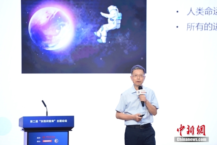 5月30日，<a target='_blank' href='/'>中新社</a>第二屆“東西問智庫”主題論壇在北京舉行，多位中外專家圍繞“AI革命與文明進化”展開討論。圖為北京大學新聞與傳播學院教授胡泳在論壇上作主旨演講。<a target='_blank' href='/'>中新社</a>記者 田雨昊 攝