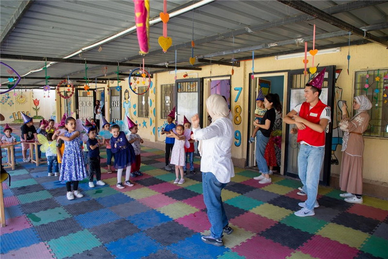 圖為中埃青年志愿者在埃及新開羅幼兒園開展“志愿服務伴成長，中埃攜手慶六一”活動。中建埃及分公司供圖