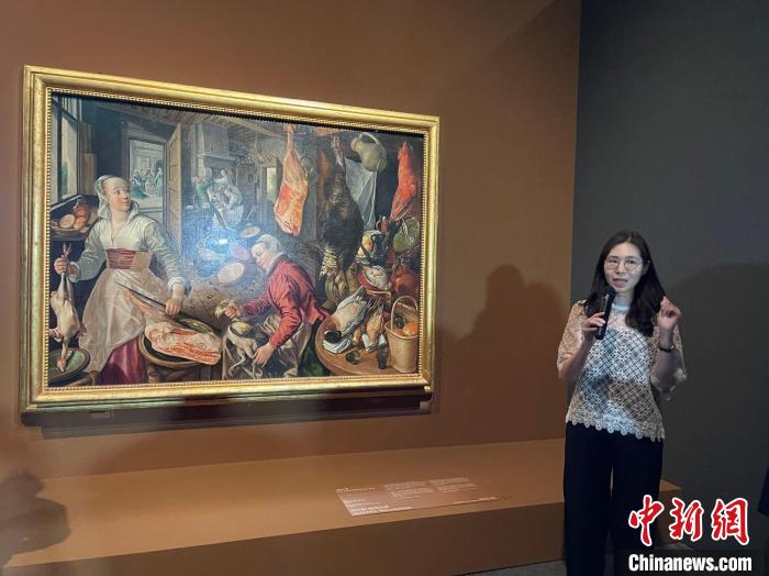 當?shù)貢r間6月1日，韓國國立中央博物館講解員在向游客講解畫作。　萬佳欣 攝