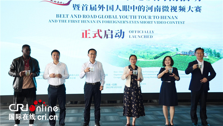 與會嘉賓共同舉杯啟動活動。賈親親 攝