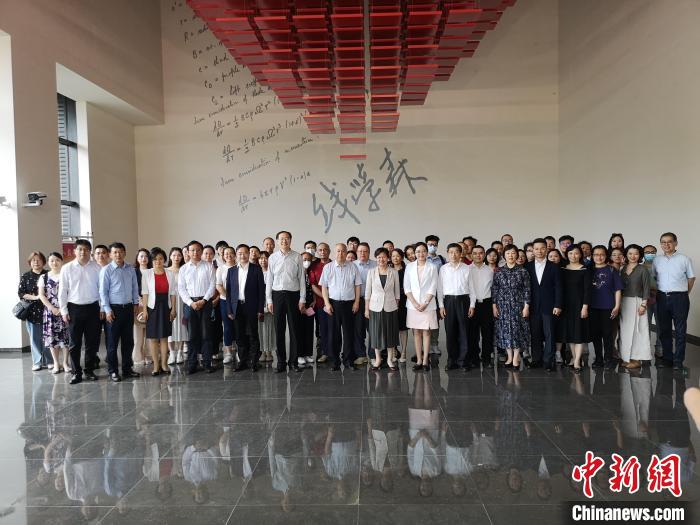 上海僑界人士參觀上海交通大學(xué)錢學(xué)森圖書館?！》队畋?攝