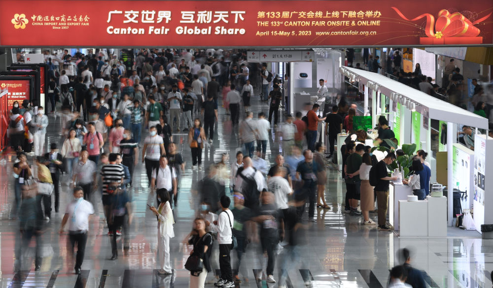 這是4月15日拍攝的廣交會現(xiàn)場。第133屆中國進出口商品交易會（廣交會）全面恢復線下展，吸引220多個國家和地區(qū)的數(shù)十萬采購商報名參會。新華社記者 鄧華 攝