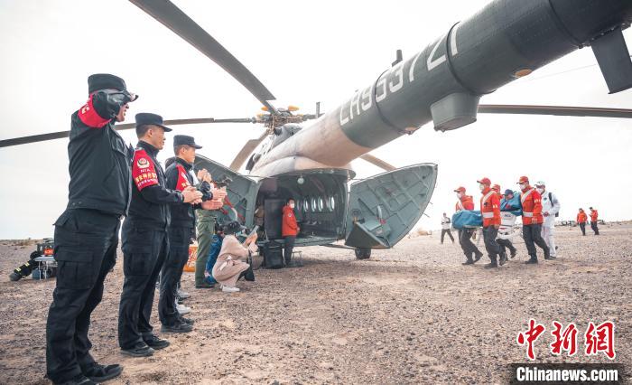 圖為阿拉善邊境管理支隊民警目送航天員登機離開?！缇?攝