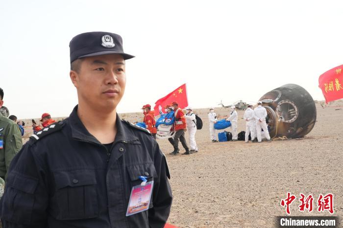 圖為阿拉善邊境管理支隊民警在著陸場開展安保工作。　張杰 攝