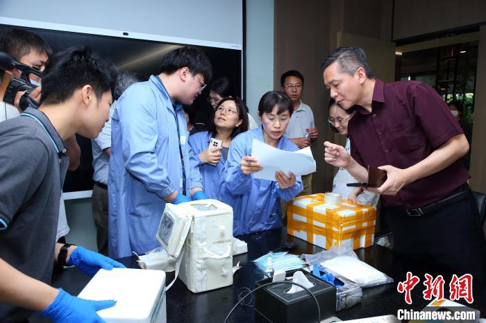 科研人員清點、查看隨神舟十五號返回地面的空間科學(xué)實驗樣品。　中科院空間應(yīng)用中心 供圖