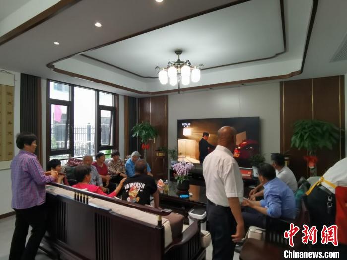 親友們集中在費俊龍家中觀看返程的視頻?！＄娚?攝