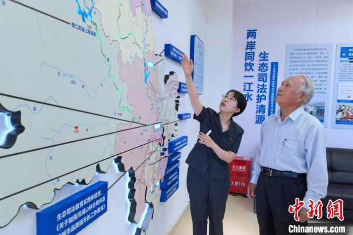 金門同胞參觀金門供水水源生態(tài)司法保護(hù)基地?！O虹 攝