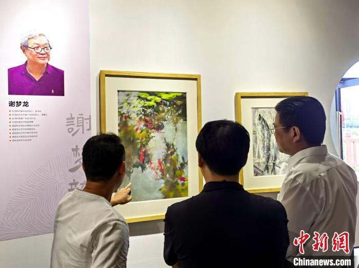 “求同存藝——海峽兩岸藝術(shù)家畫展”展出百余幅兩岸藝術(shù)家畫作。　付敬懿 攝
