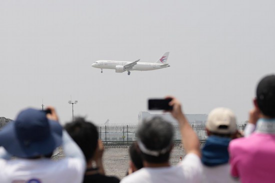 5月28日，C919首個(gè)商業(yè)航班東航MU9191飛抵北京首都國際機(jī)場。新華社記者鞠煥宗攝