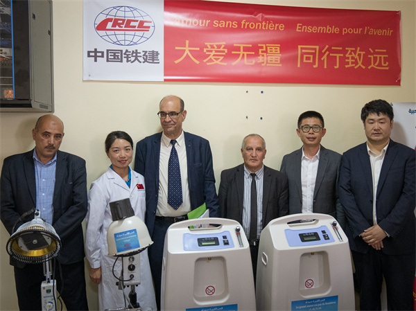 中國鐵建阿爾及利亞公司向當?shù)蒯t(yī)院捐贈醫(yī)療物資。鐵建國際供圖