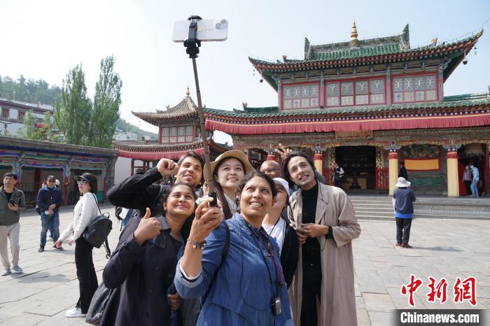 圖為外國(guó)記者在塔爾寺合影?！●R銘言 攝