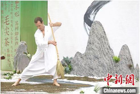 圖為《信陽毛尖·茶舞》沉浸式藝術(shù)表演?！⌒抨柺形麄鞑抗﹫D