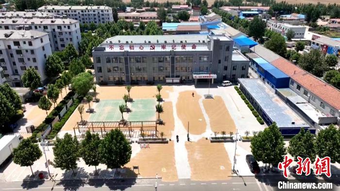 德州陵城區(qū)開放1297處鎮(zhèn)村公共場地，緩解農(nóng)民曬糧難題?！×瓿菂^(qū)委宣傳部供圖