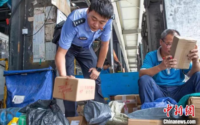 肥東縣公安局針對劇毒化學品和易制爆危險化學品生產(chǎn)企業(yè)開展安全檢查工作?！『戏示焦﹫D