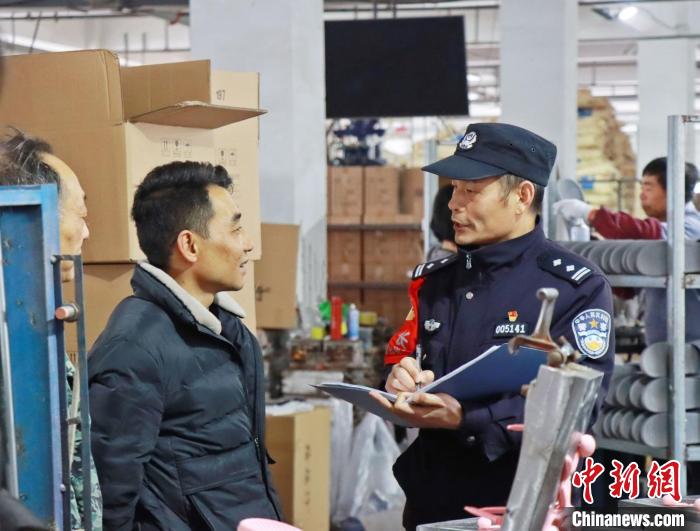3月30日，大興派出所民警來到轄區(qū)中小企業(yè)，開展“為民為企為項目”走訪活動?！『戏示焦﹫D