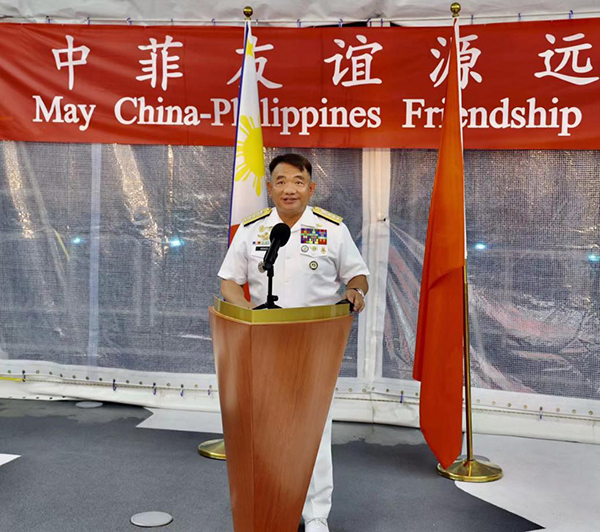 菲海軍司令阿達(dá)奇代表菲馬科斯總統(tǒng)歡迎“戚繼光”艦到訪。中國駐菲律賓大使館供圖