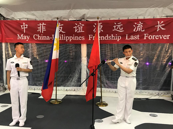 艦上官兵表演歌舞、民樂、武術(shù)等節(jié)目。中國駐菲律賓大使館供圖