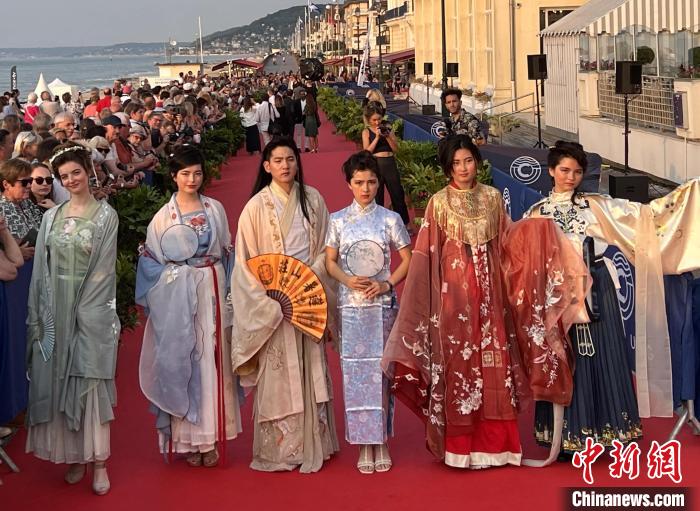當(dāng)?shù)貢r(shí)間6月16日，2023年卡布爾電影節(jié)中國(guó)日活動(dòng)舉行?！≈鬓k方供圖