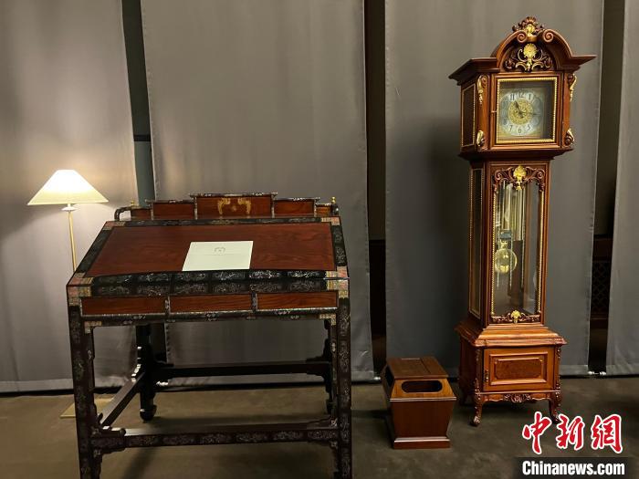 圖為春秋館展覽陳設(shè)的青瓦臺(tái)家具?！⑿?攝